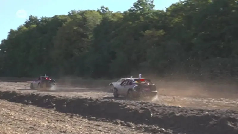 Allereerste autocross van Hoeleden lokt 200 deelnemers: "Hopelijk kunnen we hier traditie van maken"