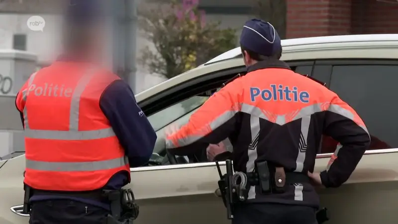 Politie Hageland haalt geseinde vrouw uit Kortenaken uit verkeer en trekt twee rijbewijzen in