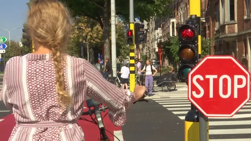 Extra wegmarkeringen op fietspaden aan Tiensepoort in Leuven moeten voorrangsregels voor fietsers duidelijker maken