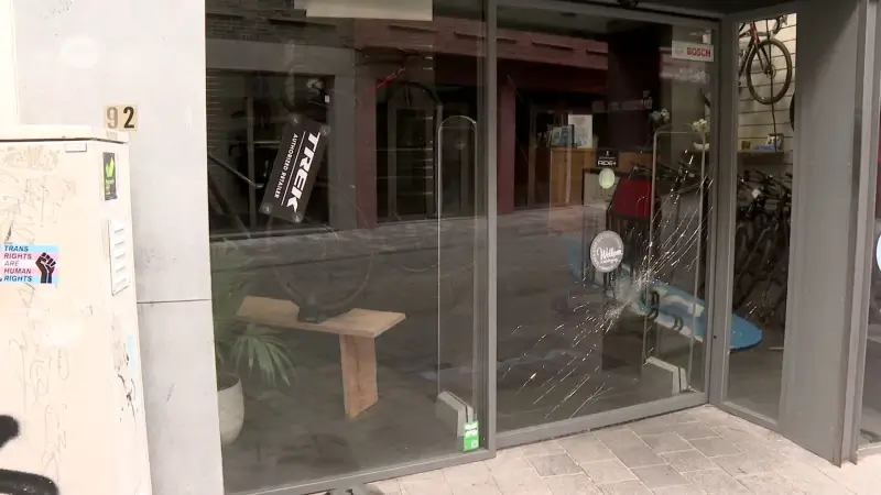 Vitrine fietsenwinkel Rijwielen Jacobs vernield tijdens ruzie: "Ingetrapt door jongeren"