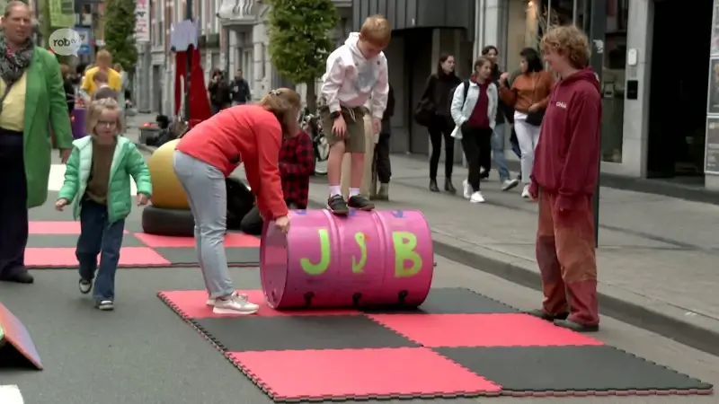 Zwakke weggebruikers zijn koning tijdens autovrije zondag, met als hoogtepunt "King of the Ring": "Perfecte moment om nieuwe fiets uit te testen!"