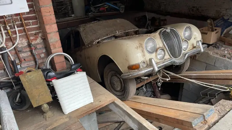 Inboedelopkoper Jens vindt Jaguar uit 1964 onder houten planken van vroegere frituur Oomske in Kessel-Lo: "Zit hier waarschijnlijk al kwarteeuw"