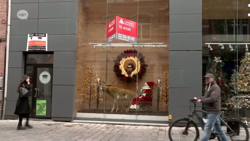 Nu al kerstversiering in Leuvense etalages, maar met opvallende reden