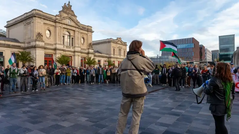 Hoofdafbeelding voor artikel 300 mensen protesteren op…