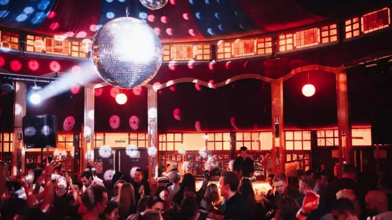 Hoofdafbeelding voor artikel Spiegeltent van 23 oktober…