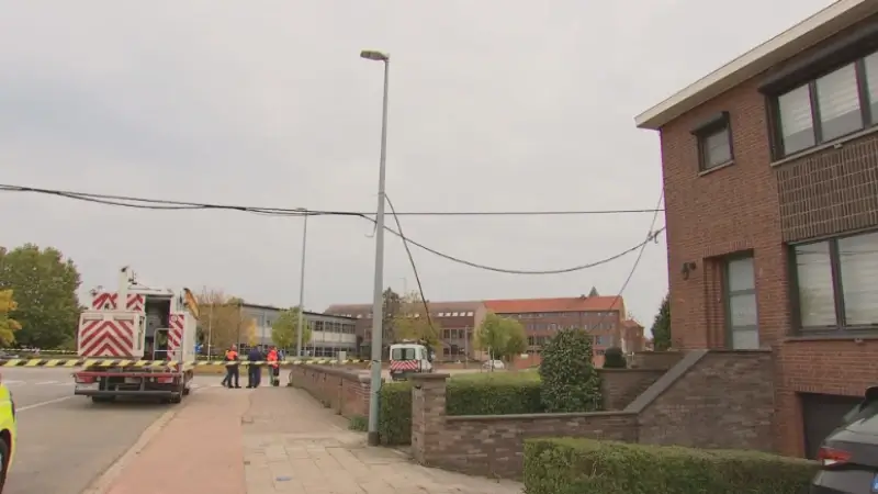 Hoofdafbeelding voor artikel Vrachtwagen rijdt tegen paal…