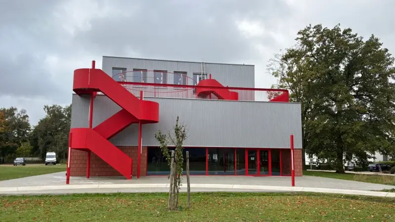 Hoofdafbeelding voor artikel Schoolgebouw De Nova met opvallende…