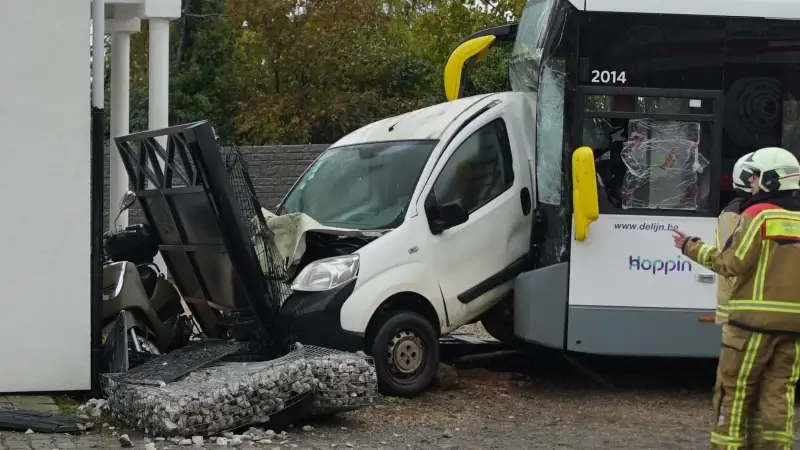 Lijnbus knalt tegen geparkeerde auto langs Mechelsesteenweg in Herent