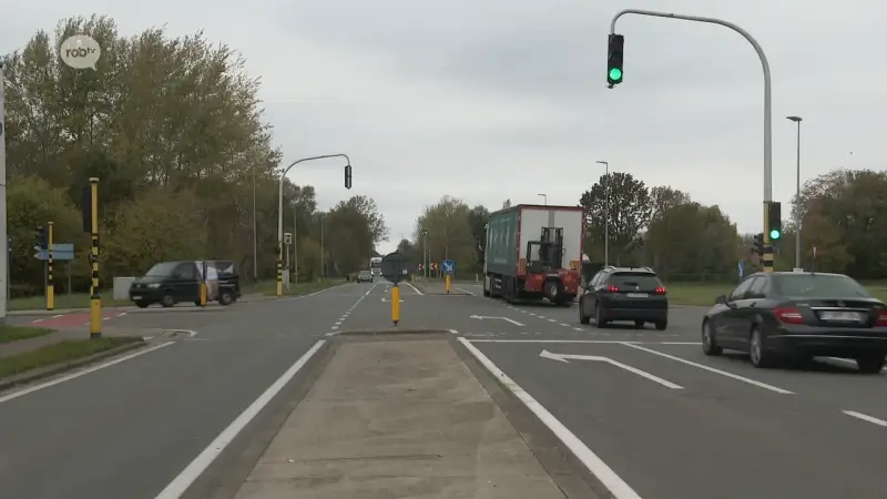 Hoofdafbeelding voor artikel Verkeerslichten aan kruispunt…