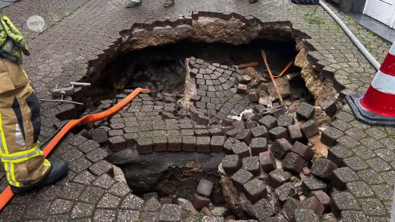 Twintigtal mensen geëvacueerd na gaslek in Kleine Bergstraat in Tienen: "Lek ontstaan nadat vuilniswagen door wegdek is gezakt"