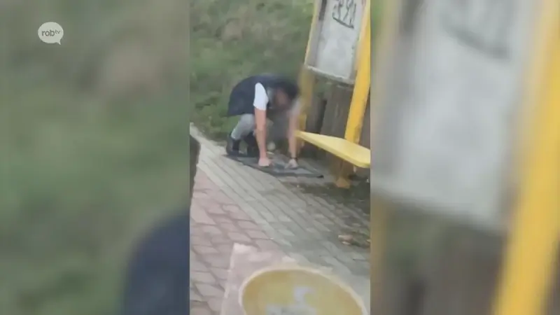 Vier dagen schorsing voor chauffeur die bus verlaat om te bidden aan bushalte in Duisburg bij Tervuren