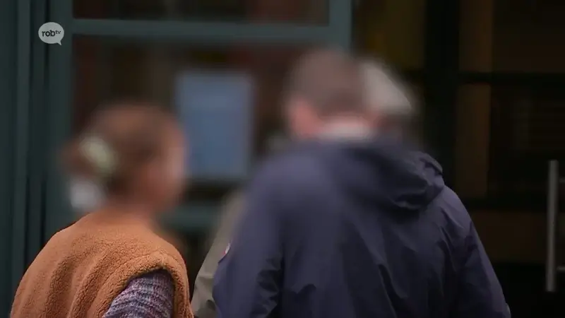 6 beklaagden riskeren tot 5 jaar cel nadat ze auto van cipier uit Leuven in brand steken