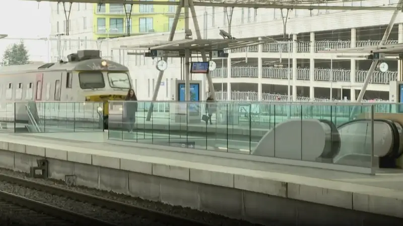 Grote staking bij het openbaar vervoer: helft van de IC-treinen en bijna de helft van de bussen rijden niet