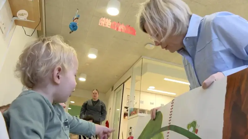 Rector van de KU Leuven Severine Vermeire leest voor op verschillende locaties in Leuven