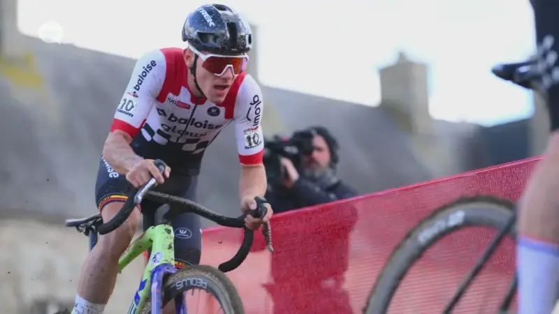 Thibau Nys knalt naar tweede opeenvolgende WB-zege en blijft afgetekend leider