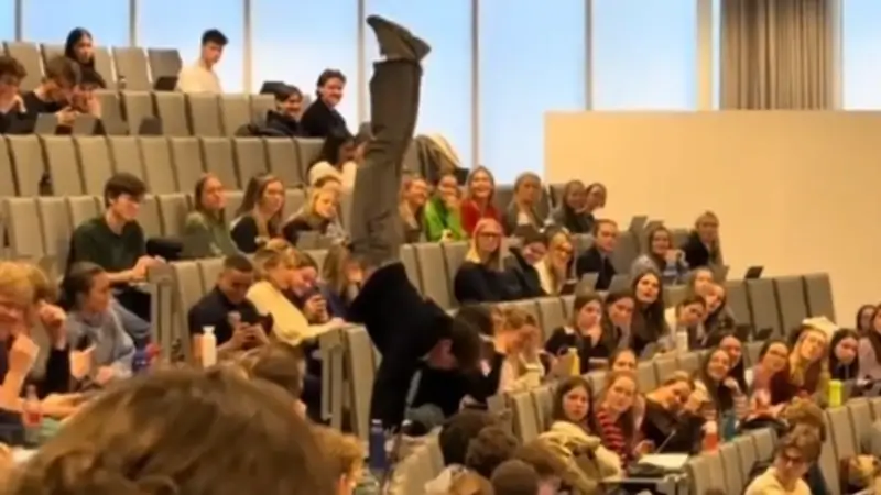 TikTokker zorgt met spectaculaire handenstand voor een moment van verwarring in Leuvense aula