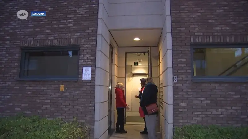 De Leuvense politie wil met een grote belactie senioren waarschuwen om de deur niet zomaar open te doen voor onbekenden.