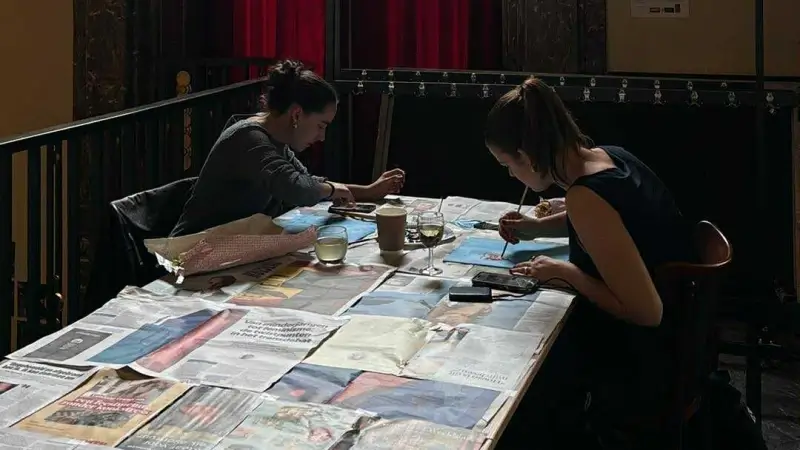 Studenten Sociaal Cultureel Werk organiseren een Sip & Paint in Klub 3 in Leuven: gratis schilderen en live muziek