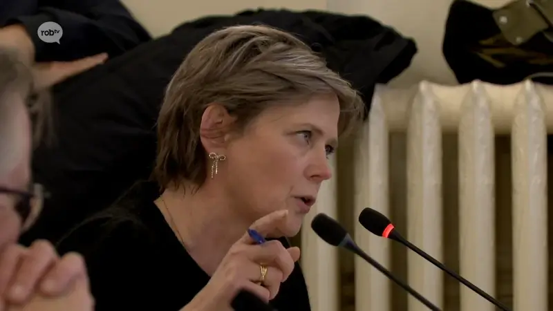 Hoofdafbeelding voor artikel Oppositie trekt fel van leer…