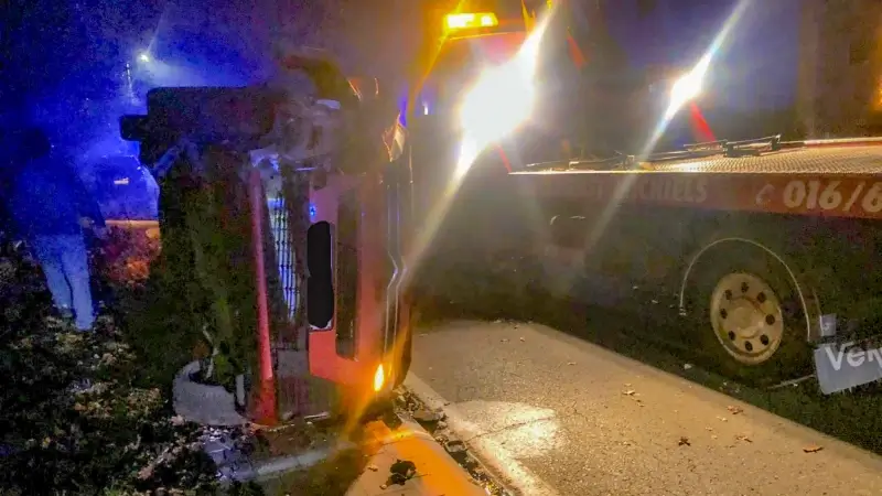 Vrouw en kind naar ziekenhuis nadat man (32) onder invloed auto crasht