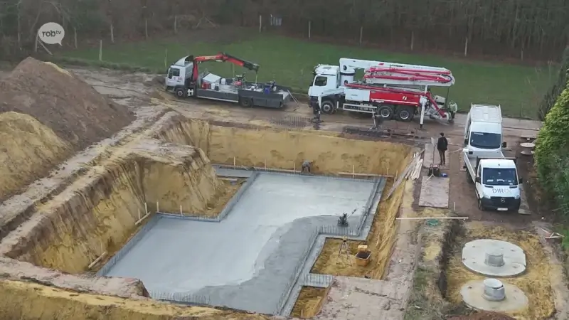 Hoofdafbeelding voor artikel Betonmixer trekt hoogspanningskabel…