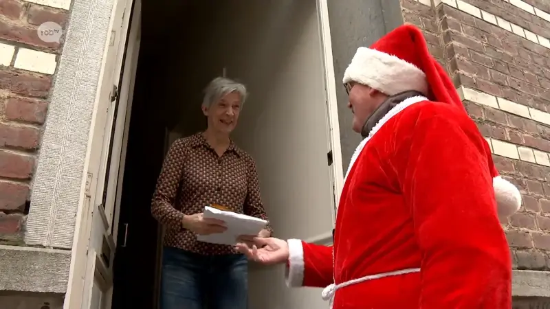 Nico Hoobergs uit Tienen trekt in de eindejaarsperiode als kerstpostbode door de straten in Leuven