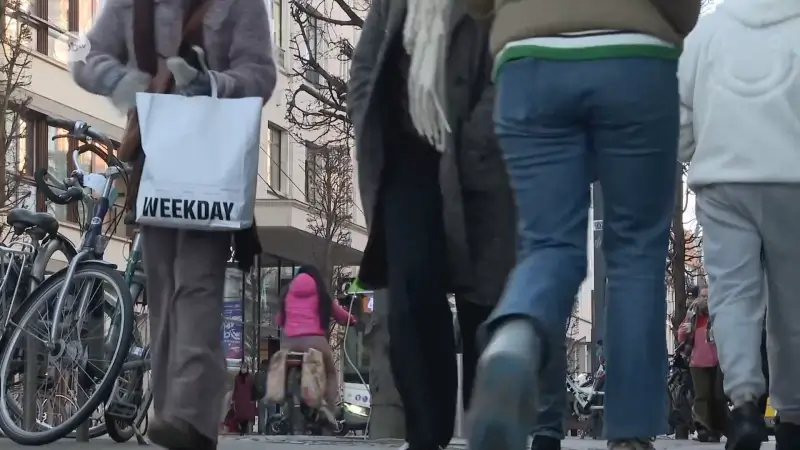 Veel volk in Leuvense winkelstraten: "Nog snel de allerlaatste cadeautjes kopen"
