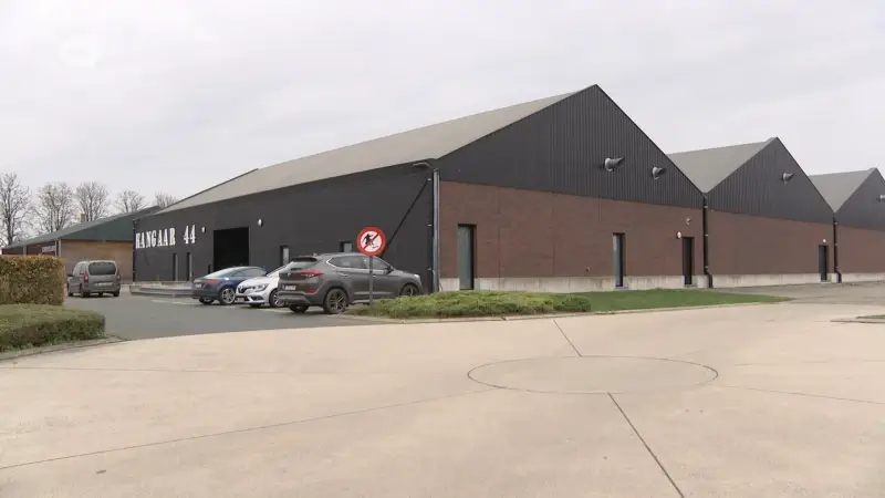 Glabbeek plaatst nieuwe bushalte aan nieuwe zorgcampus bij Hangaar 44