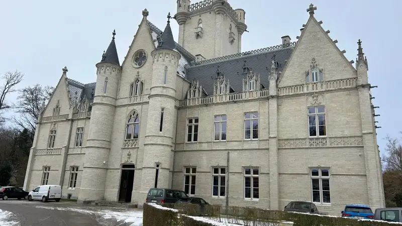 Leerlingen Sint-Janscollege in Meldert nemen intrek in gerestaureerd kasteel: "Blij dat we les krijgen in een kasteel"