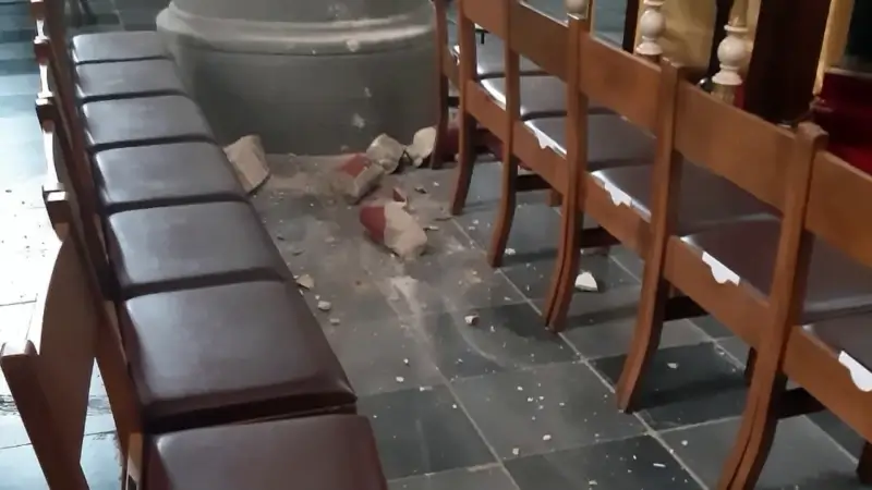 Brokstukken vallen naar beneden in Sint-Leonarduskerk in Zoutleeuw