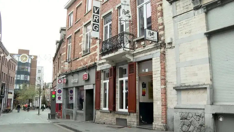 Fakbar Huis der Rechten in Leuven organiseert silent disco ondanks ingetrokkken muziekvergunnig