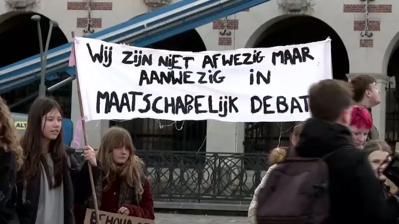 Twintigtal scholieren protesteert op Ladeuzeplein in Leuven tegen onderwijsbeleid van minister Zuhal Demir