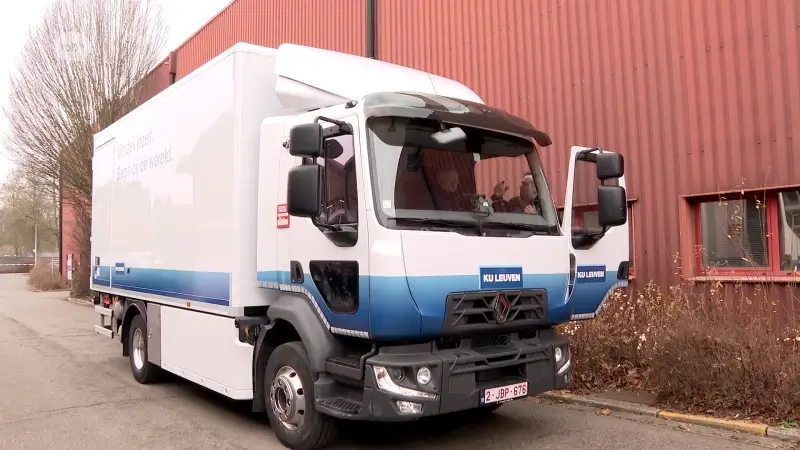 De KU Leuven koopt voor het eerst een elektrische vrachtwagen voor het vervoer van goederen tussen haar eigen gebouwen. 