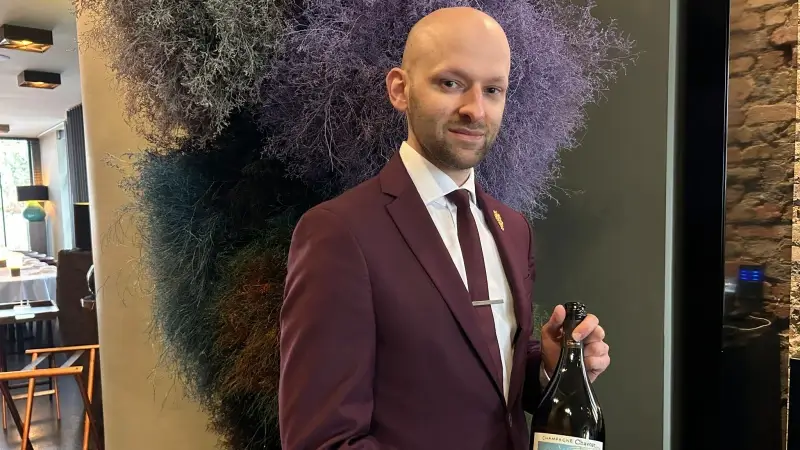 Tom Dillemans uit Tienen voor 6e keer op rij sommelier van het jaar in Vlaams-Brabant: "Het belangrijkste is: een indruk nalaten"