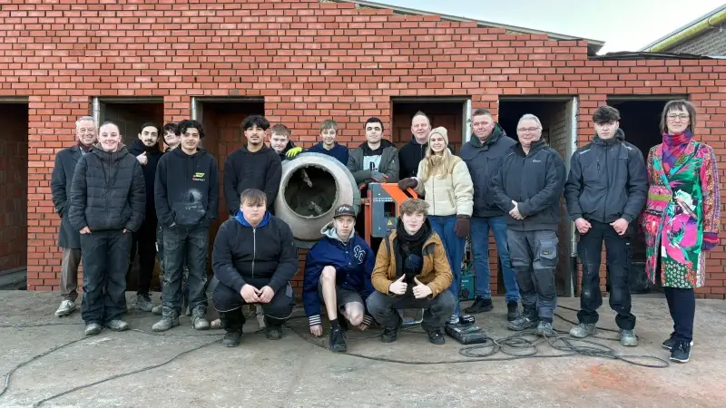 Leerlingen BuSo De Brug bouwen eigenhandig kleedkamers voor medeleerlingen 