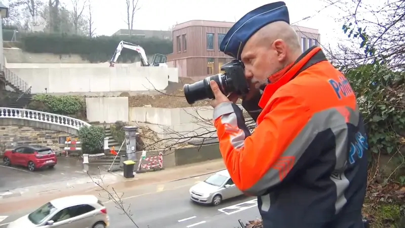 Agent controleert in Leuven op bellen achter stuur... vanuit de bosjes: "Letterlijk levensbelangrijk"