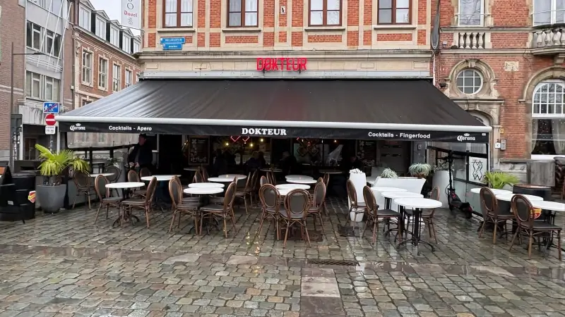 Bar Dokteur op Ladeuzeplein in Leuven staat te koop voor 140.000 euro