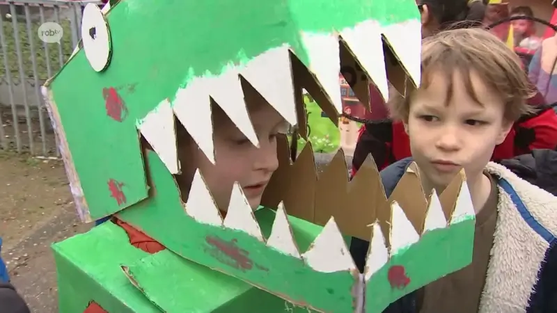 Leerlingen basisschool Hupsakee trekken dolenthousiast door de straten tijdens hun eerste kindercarnavalstoet