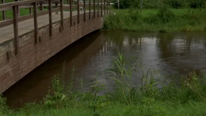 Man redt vrouw uit Demer na val met fiets op brug in Langdorp