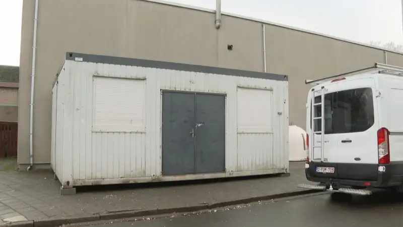Nieuwe container voor jeugdhuis Impuls in Wijgmaal vandaag geplaatst