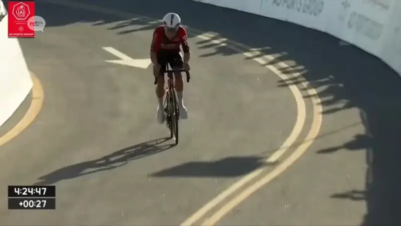 Van Eetvelt laat talent opnieuw zien en wordt knap derde na monsterklim in UAE Tour