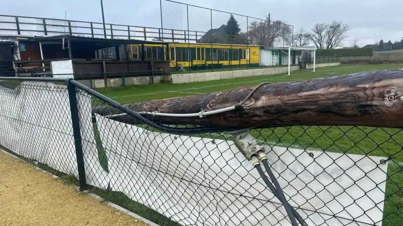 Voetbalveld in Tervuren afgesloten door omgevallen verlichtingspaal