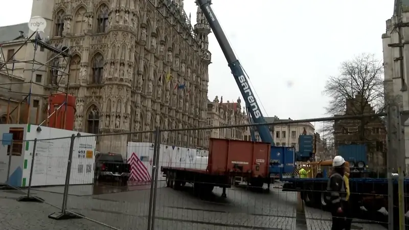 Spectaculaire beelden: gigantische kraan op Grote Markt hijst andere kraan over stadhuis Leuven