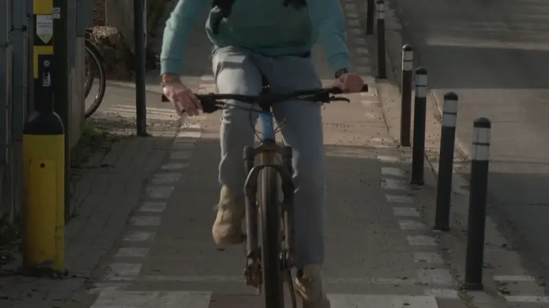 Wegenwerker moet 14.000 euro schadevergoeding betalen nadat hij fietser slaat met ijzeren staaf 