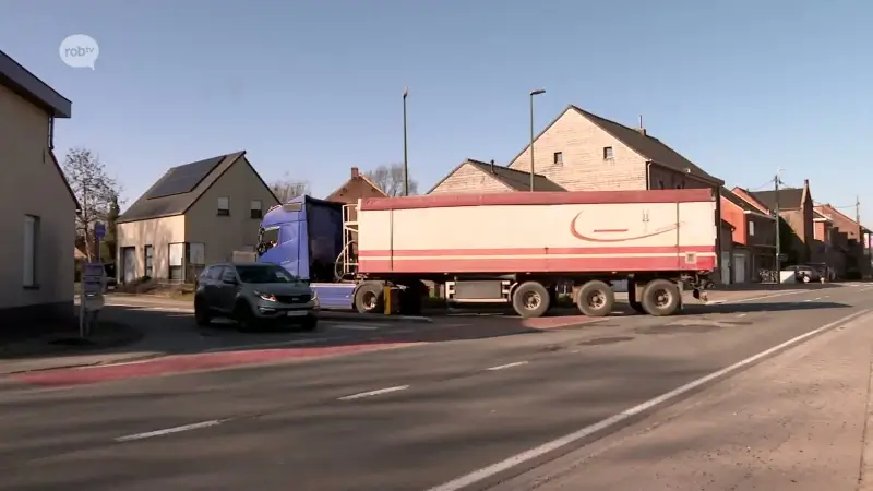 Kruispunt van Tiensesteenweg met Grotestraat in Glabbeek week afgesloten door herstellingwerken aan rioolput