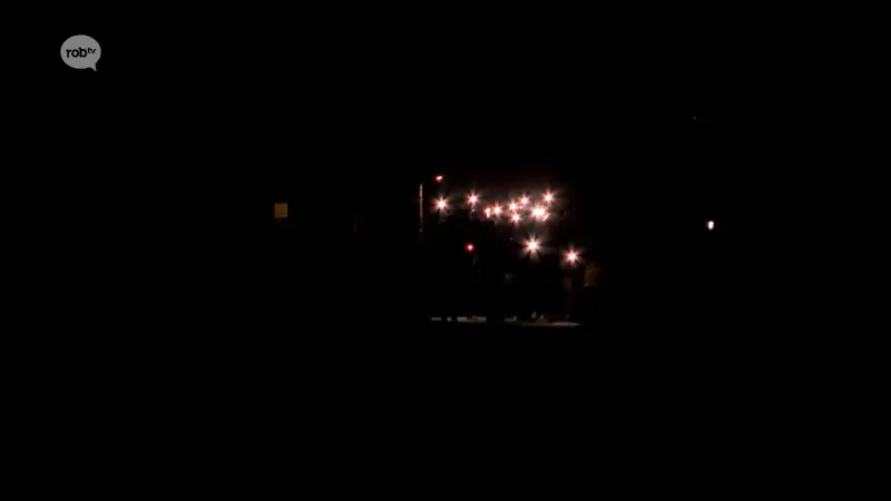 Emotionele wake voor Roan (20) in Landen: "200 mensen zoeken steun bij elkaar"