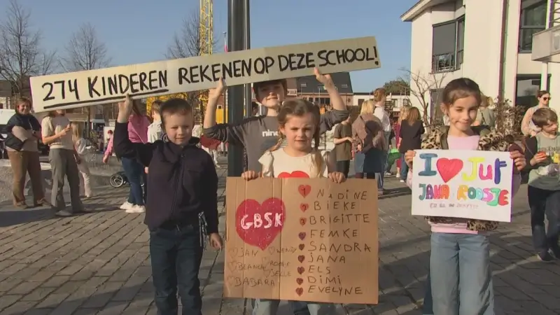 Zeventigtal ouders en leerlingen voeren actie tegen overdracht van gemeentelijke bassischool naar gemeenschapsonderwijs
