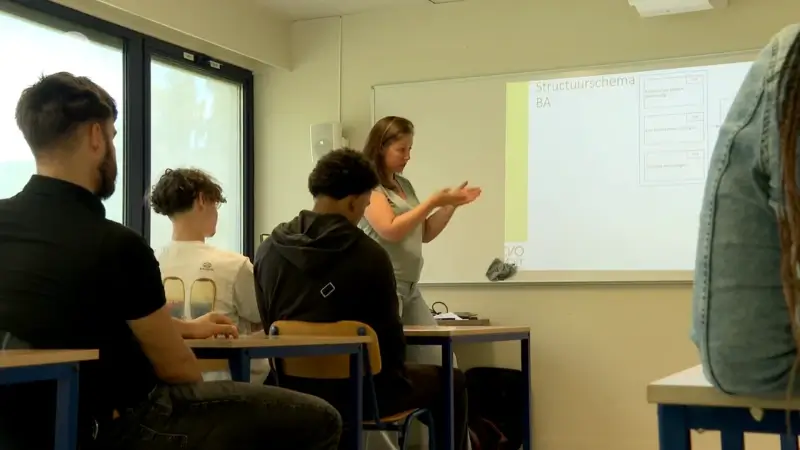 Zuhal Demir (N-VA) wil cursussen Frans, Engels en Duits toch opnieuw goedkoper in volwassenenonderwijs