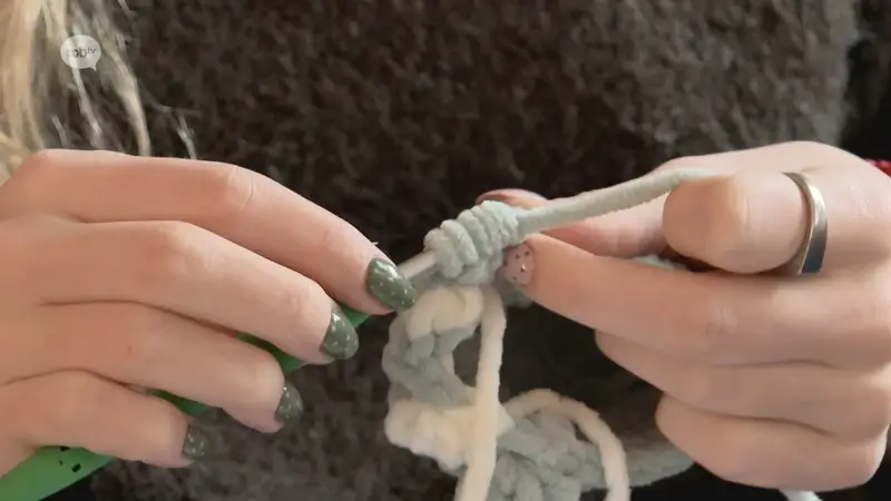 Leah Prud'homme uit Glabbeek veilt haakwerkjes voor Bednet: "Zorgt ervoor dat kinderen niet constant ingesloten zitten"