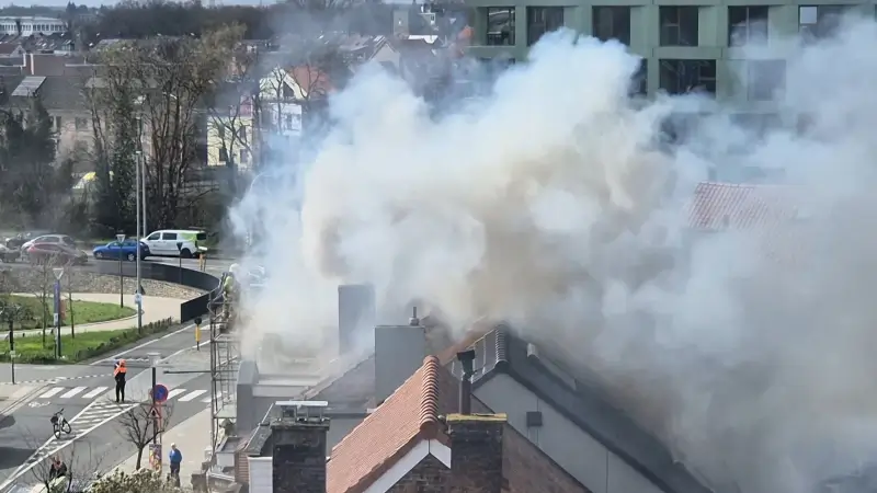 Brand uitgebroken bij dakwerken aan huis langs Koning Albertlaan in Kessel-Lo, drie arbeiders naar ziekenhuis afgevoerd